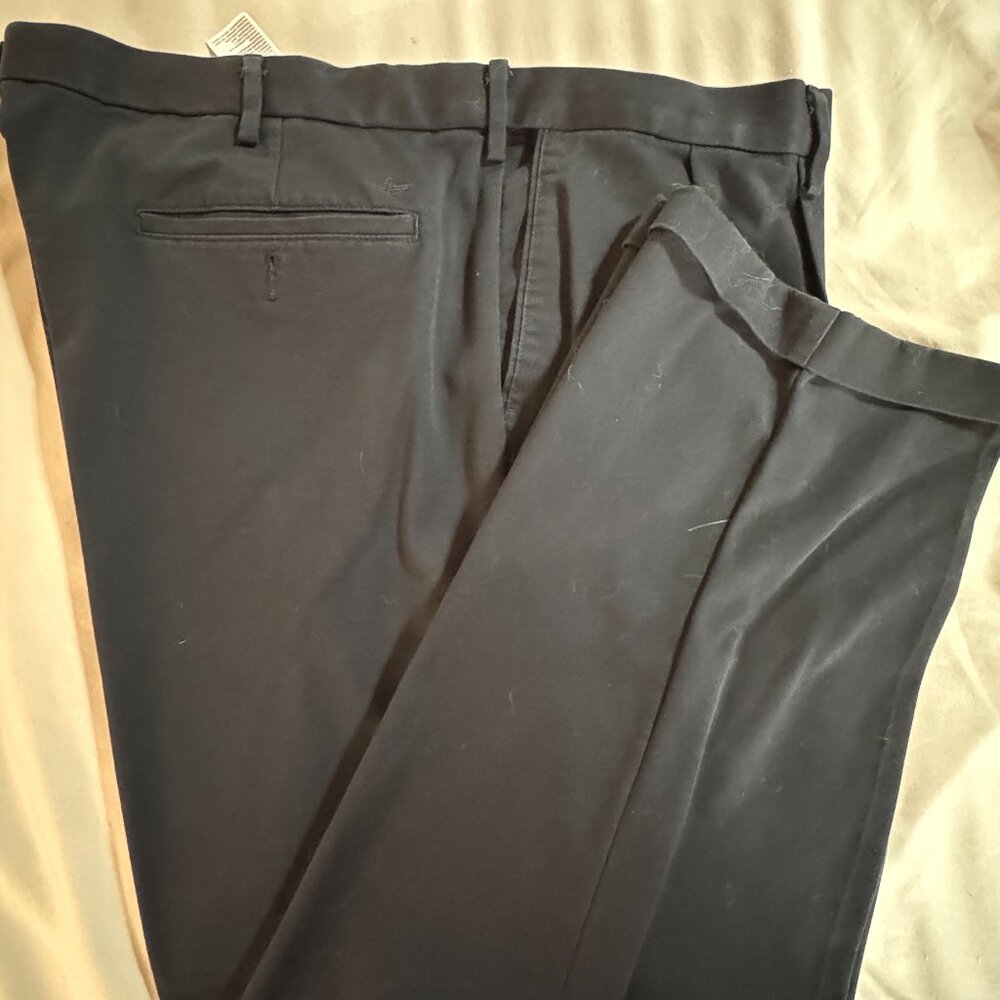 Dockers Men’s Relaxed Fit Comfort Pleated Pants. 44 x 32